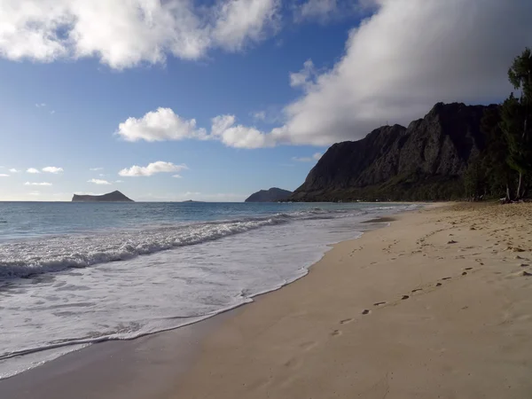 Hullámok ölébe a Waimanalo strandon — Stock Fotó