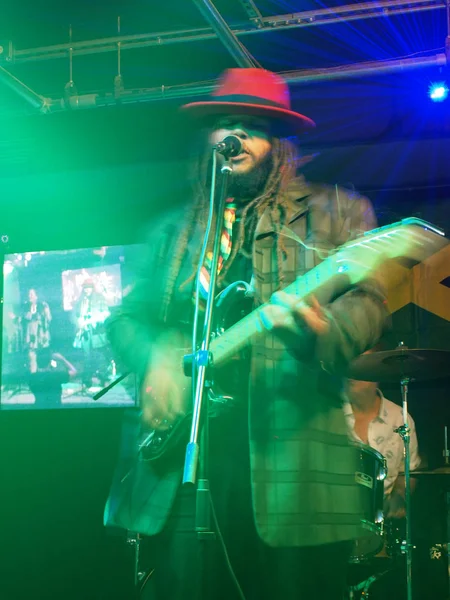 Guidance Band lead singer Keith Batlin sings and Jams on stage — Stock Photo, Image