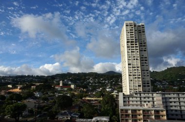 Makiki, Roosevelt Lisesi ve Tantalos dağ