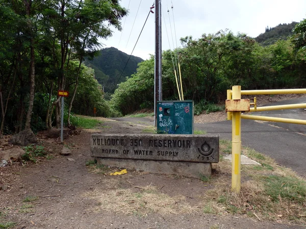 Panneau du réservoir Kuliouou au début du sentier — Photo
