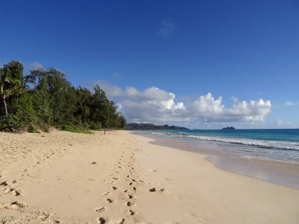 Huellas de pie camino en la arena en la playa de Waimanalo —  Fotos de Stock