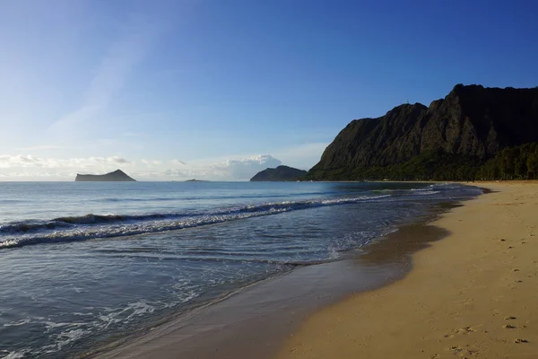 Dalgalar kıyıya doğru Waimanalo kumsalda rulo. — Stok fotoğraf