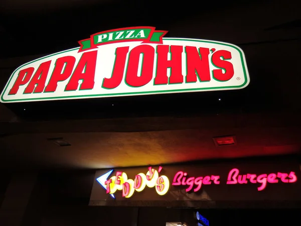 Papai John 's Pizza e Teddy' s Bigger Burger sinais — Fotografia de Stock