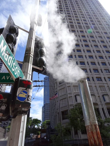 Stoom stromen uit pijp op Madison street in Downtown Seattle — Stockfoto