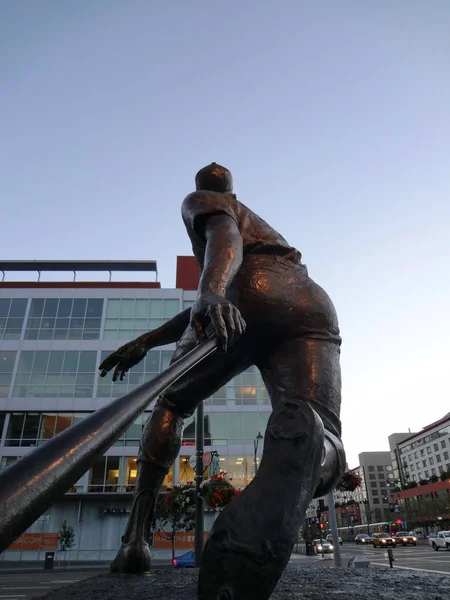 Sul retro della statua di Willie Mays al tramonto — Foto Stock