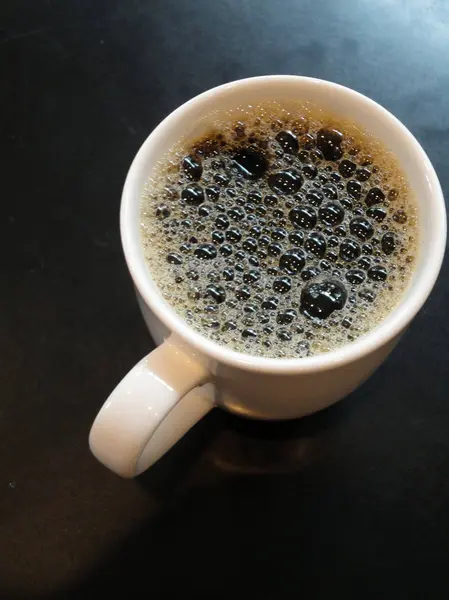 Tasse blanche pleine de café pétillant — Photo