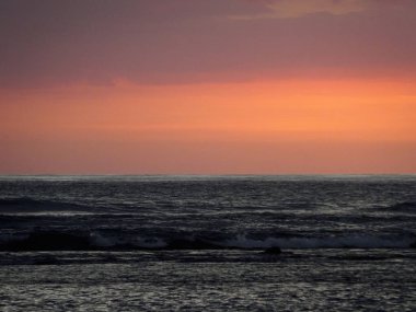 Dramatik Post günbatımı açık bulutlar ve yansıtan p