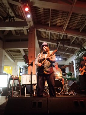 Mai Tai Bar'da sahneye rehberlik grup sıkışmaları