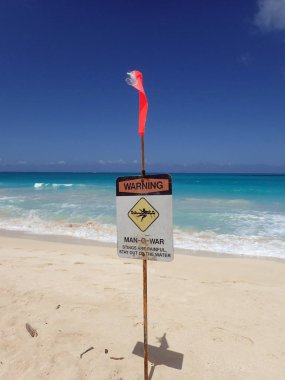 Cankurtaran uyarı işareti kum plaj uyarı üzerine yerleştirin