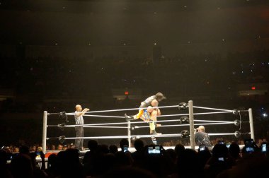 WWE güreşçileri Karl Anderson çarparak Uso mat için zil dur