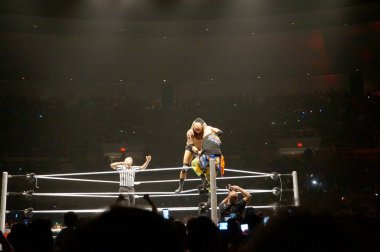 WWE güreşçileri Karl Anderson Uso için superplex en iyi ip üzerinde kurulum