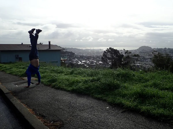 Mãos de homem com montes residenciais que se estendem para a distância — Fotografia de Stock