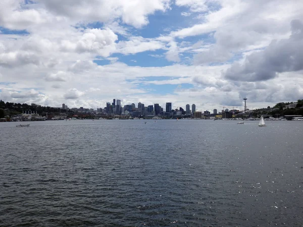 Birliği göl ve Seattle cityscape — Stok fotoğraf