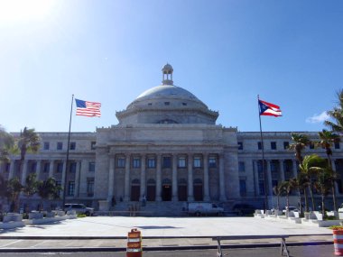 Porto Riko Capitol (İspanyolca: Capitolio de Puerto Rico) hemen dışında duvarları eski San Juan San Juan adacık üzerinde yer almaktadır. Binanın iki meclisli yasama meclisi, Temsilciler Meclisi ve Senato oluşan ev