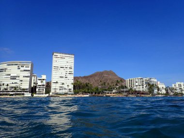 Kaimana Beach kapalı okyanus otel ve kınamak ile dalgalı denizde