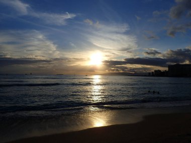 Waianae Dağları yansıtan ışık ile üzerinde dramatik günbatımı 