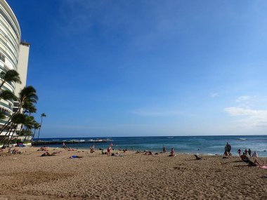 İnsanlar mekân ve su Kaimana Beach üzerinde oyunda
