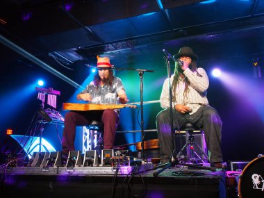 Tavana ve Keith Batlin gitar çalmak ve sahnede şarkı