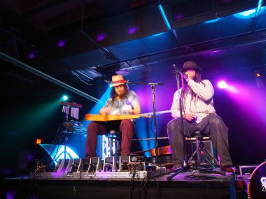 Tavana ve Keith Batlin gitar çalmak ve sahnede şarkı