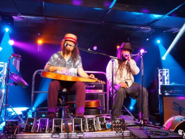 Tavana ve Keith Batlin gitar çalmak ve sahnede şarkı