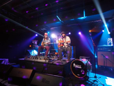 Tavana ve Keith Batlin gitar çalmak ve sahnede şarkı