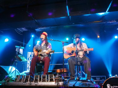 Tavana ve Keith Batlin gitar çalmak ve sahnede şarkı