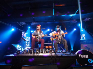 Tavana ve Keith Batlin gitar çalmak ve sahnede şarkı