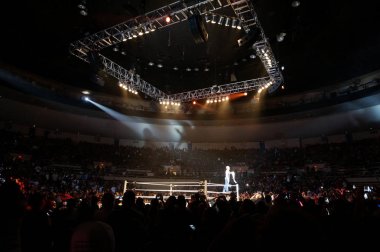 WWE güreşçi Dean Ambrose yüzük h köşesinde üst ip üzerinde duruyor