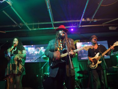 Grup rehberlik sıkışmaları Boda Cafe sahnede