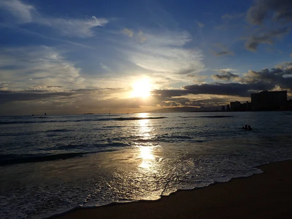 Coucher de soleil dramatique sur les montagnes de Waianae avec une réflexion sur la lumière — Photo