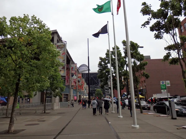 Les gens passent CenturyLink vers Safeco Field sur un da nuageux — Photo