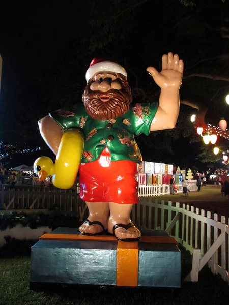 Hawaiian Santa siffror håller gummi ducky när han vinkar — Stockfoto