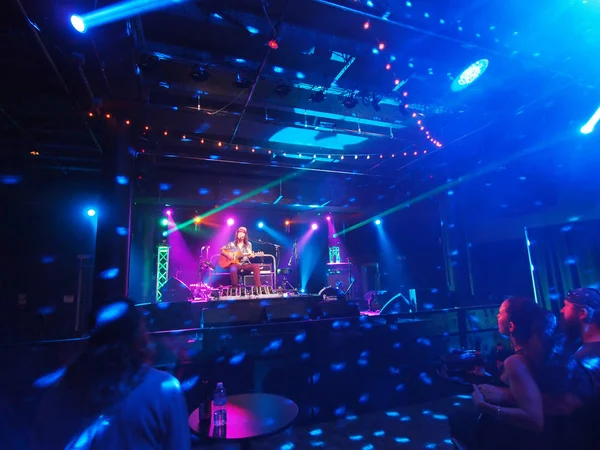 El músico Tavana toca la guitarra y canta en el escenario — Foto de Stock