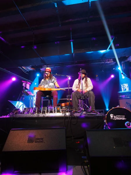 Tavana y Keith Batlin tocan la guitarra y cantan en el escenario — Foto de Stock