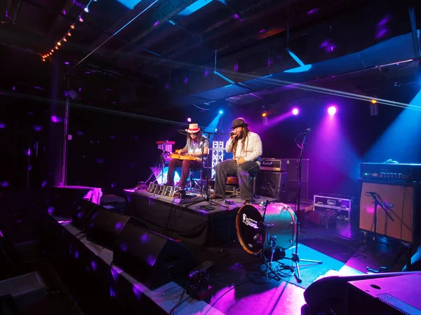 Tavana e Keith Batlin suonano la chitarra e cantano sul palco — Foto Stock