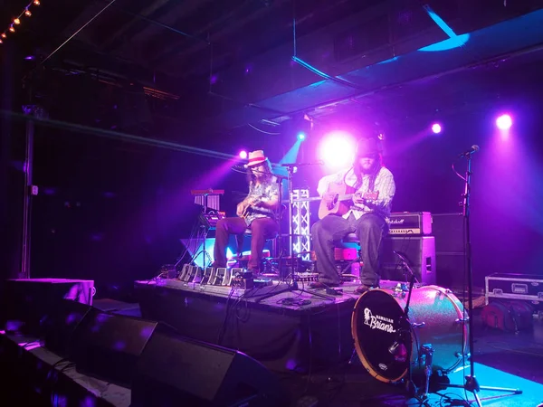 Tavana en Keith Batlin spelen gitaar op het podium — Stockfoto