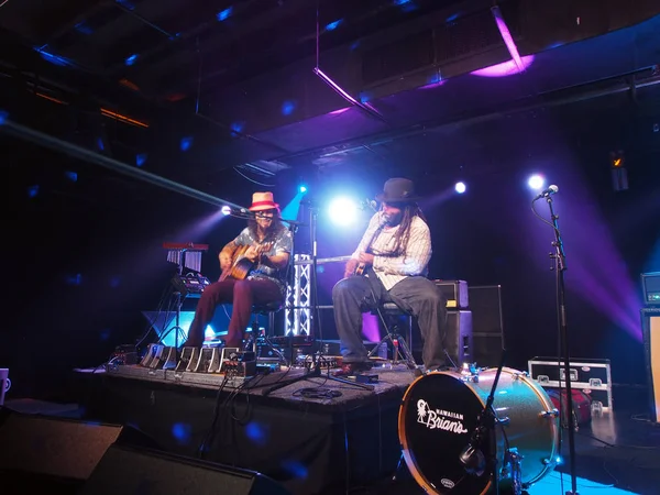 Tavana e Keith Batlin suonano la chitarra sul palco — Foto Stock