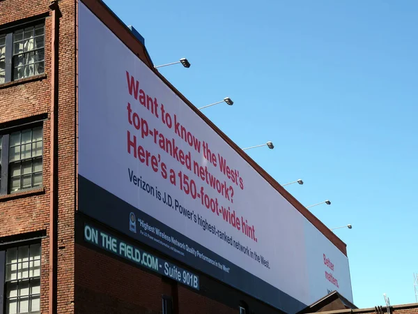 Verizon Ad na 150-metrowej szerokości Billboard — Zdjęcie stockowe