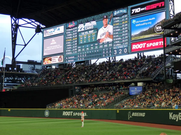 Cardenales jugador se encuentra en el outfield con los fans en gradas a — Foto de Stock