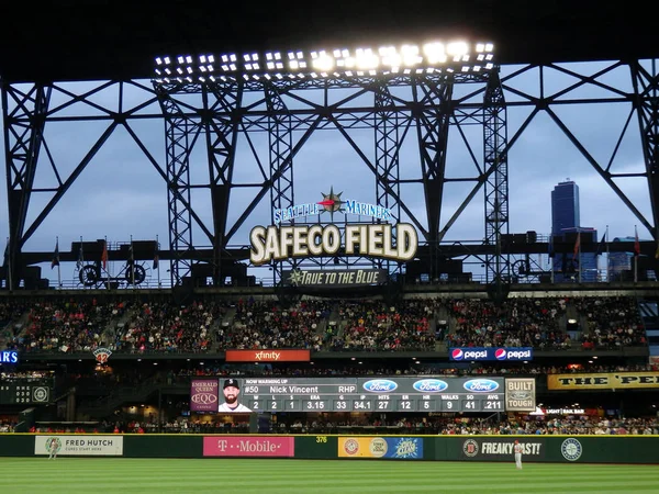 Cardinals spelare står i ytterfältet med fans på läktaren — Stockfoto