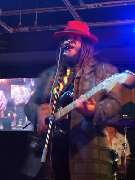 Band keith batlin jams auf der Bühne im boda cafe — Stockfoto