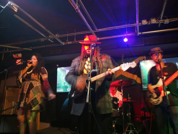Guidance Band Singer Mindy Smokestack sings as band Jams — Stock Photo, Image