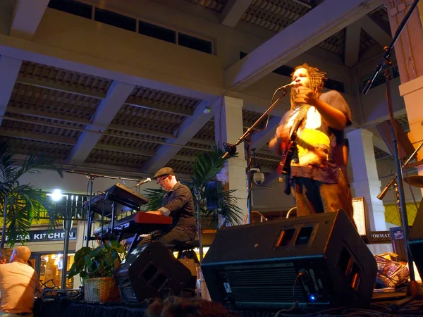 Lead singer of Guidance Band, Keith Batlin, singing and jams on — Stock Photo, Image