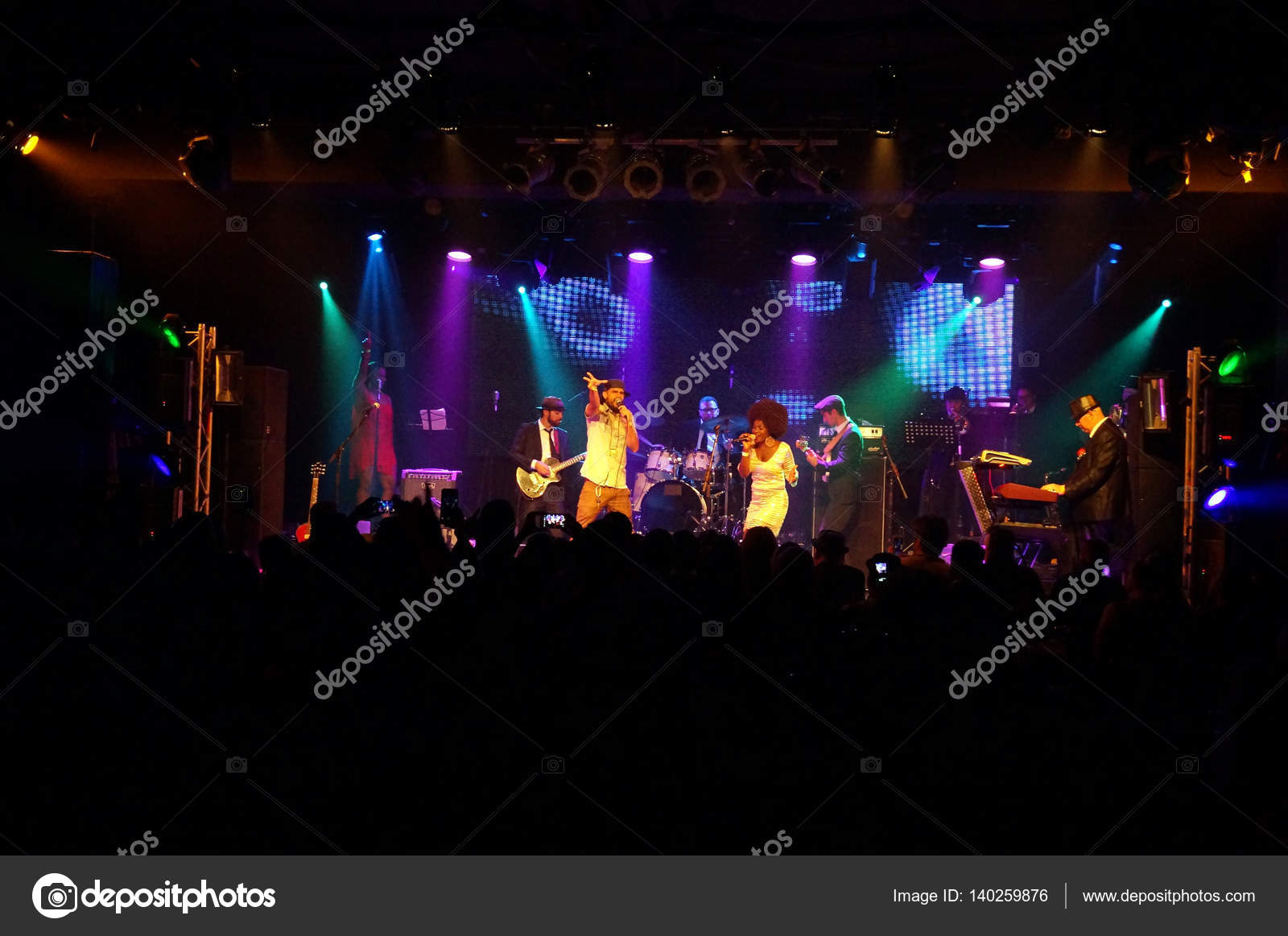 Editorial　ericbvd　Honolulu　©　#140259876　Motown　Live　February　Plays　Stock　–　People　Sing　Valentines　Band　Stage　Photo