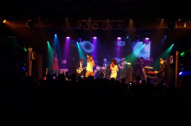 Honolulu - 14 Şubat: İnsanlar şarkı olarak bant çalış Motown Sevgililer 5 - A yaşamak haraç Motown, Honolulu, Hawaii üzerinde 14 Şubat 2016 Republik sahnede.