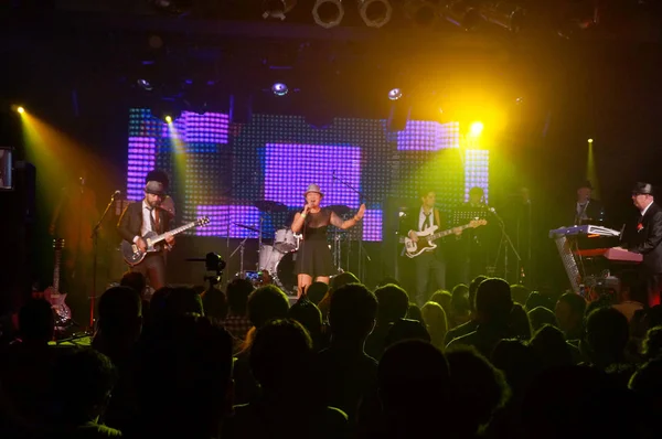 Stephanie Keiko Kong canta mientras la banda toca en el escenario — Foto de Stock