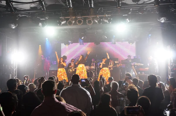 Ladies of Smokestack sing as band plays on stage — Stock Photo, Image