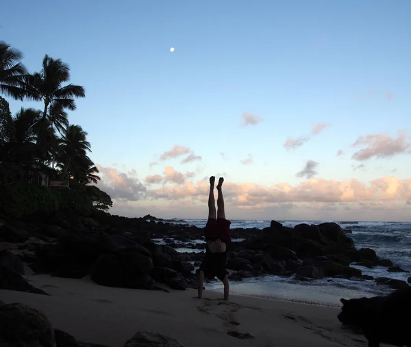 Hombre de pie en la playa al amanecer como choque de olas en el norte Sho —  Fotos de Stock
