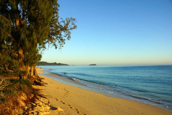 Waimanalo Beach, hajnalban látszó mokulua-szigetek felé — Stock Fotó