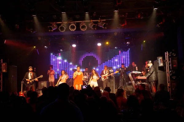 Tina Turner Song bernyanyi oleh Group di atas panggung — Stok Foto